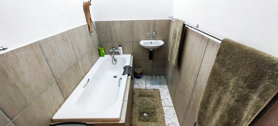 6 Bedroom Property for Sale in Mooivallei Park North West